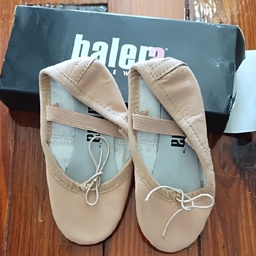 Balera Tan Slippers with Elastic Straps and Split-Sole Design